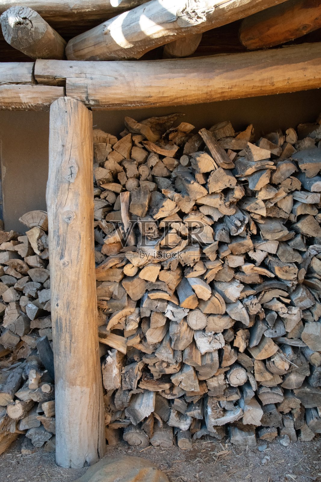 旧贸易堡垒的土坯墙和木柴照片摄影图片