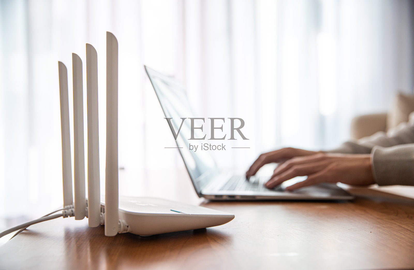 在电脑上工作的人的网络路由器照片摄影图片