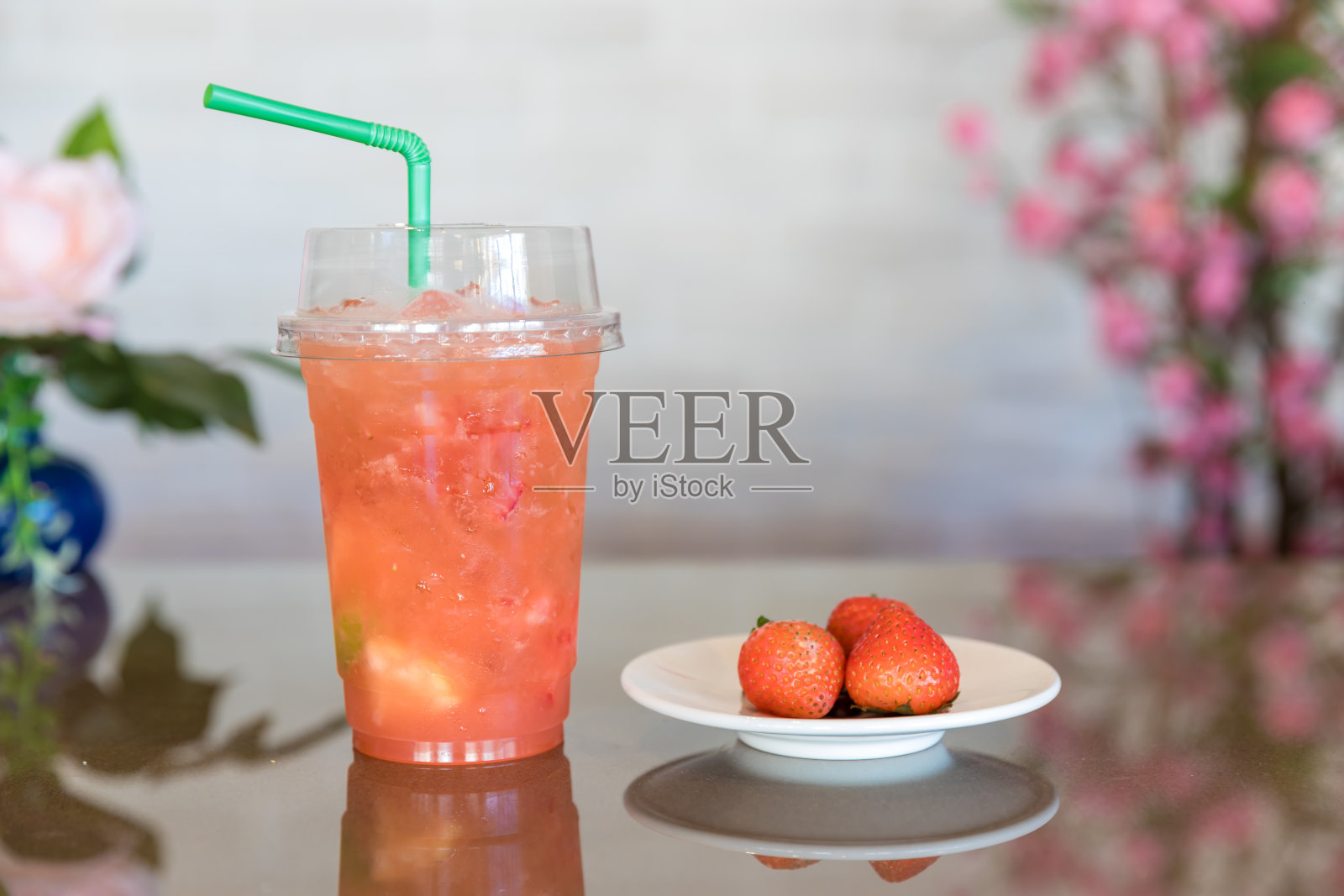 甜饮冰镇鸡尾酒。草莓苏打水。意大利苏打冷饮和草莓水果在咖啡厅。草莓鸡尾酒，薄荷加冰。照片摄影图片