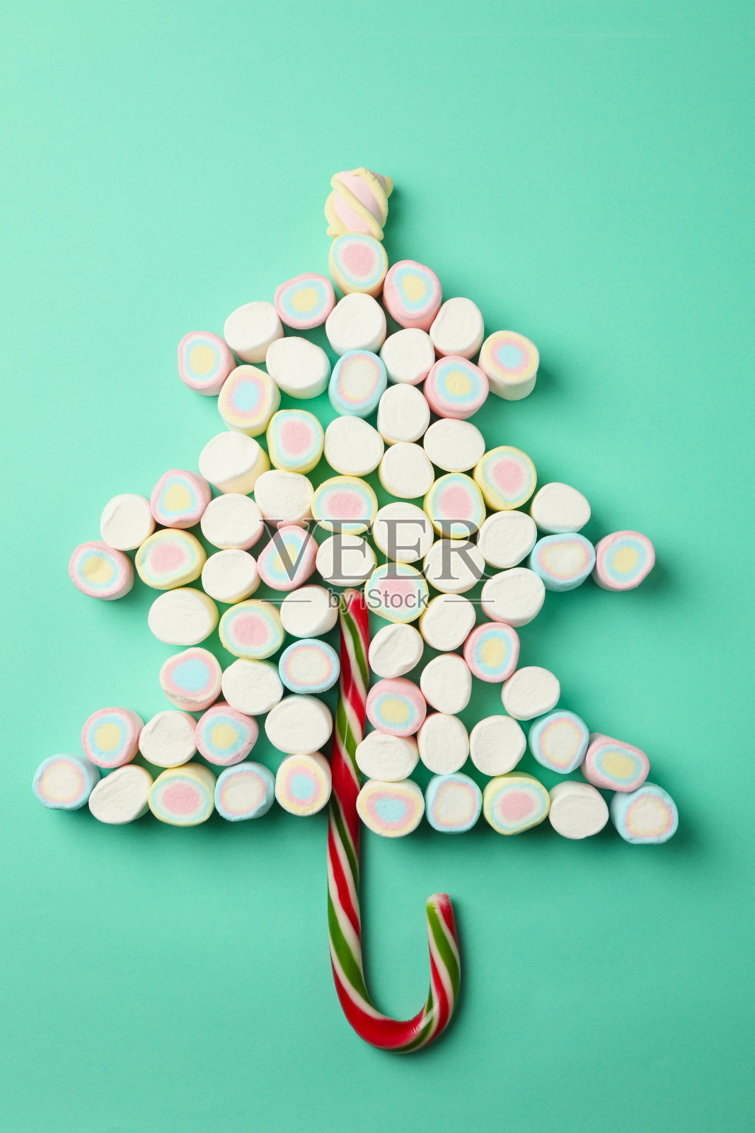 薄荷背景下的棉花糖制成的圣诞树照片摄影图片