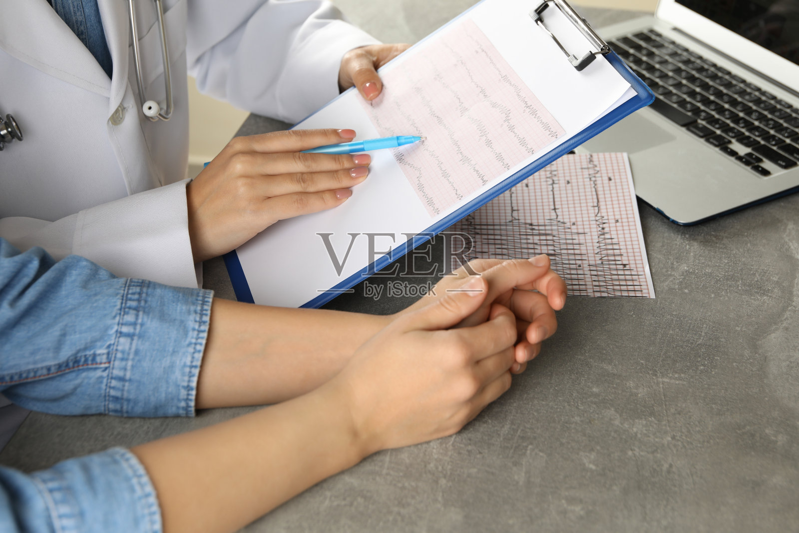 女医生与病人检查心电图结果照片摄影图片