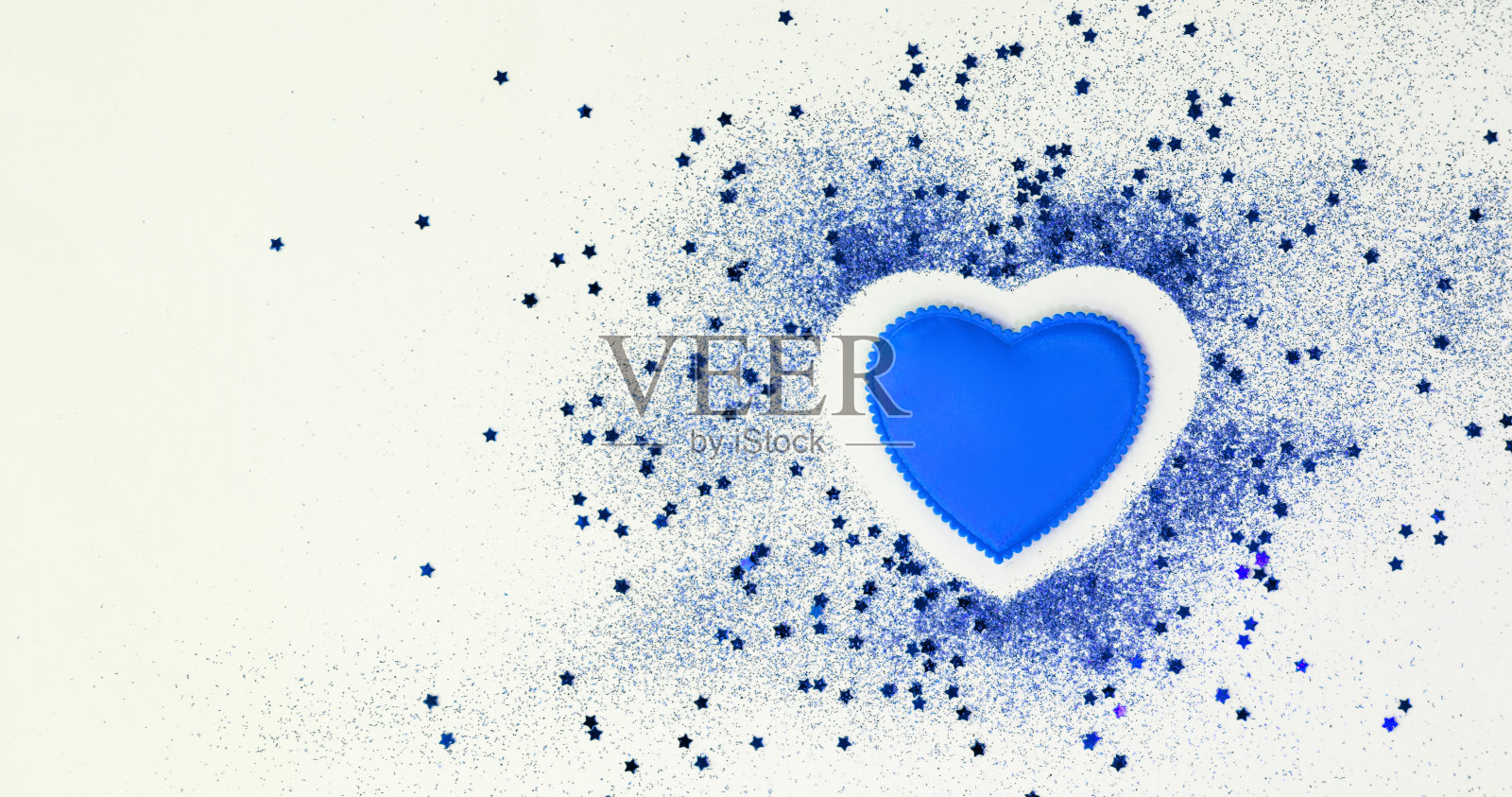 蓝色的五彩纸屑在白色的节日背景上闪闪发光，复制空间，情人节贺卡照片摄影图片