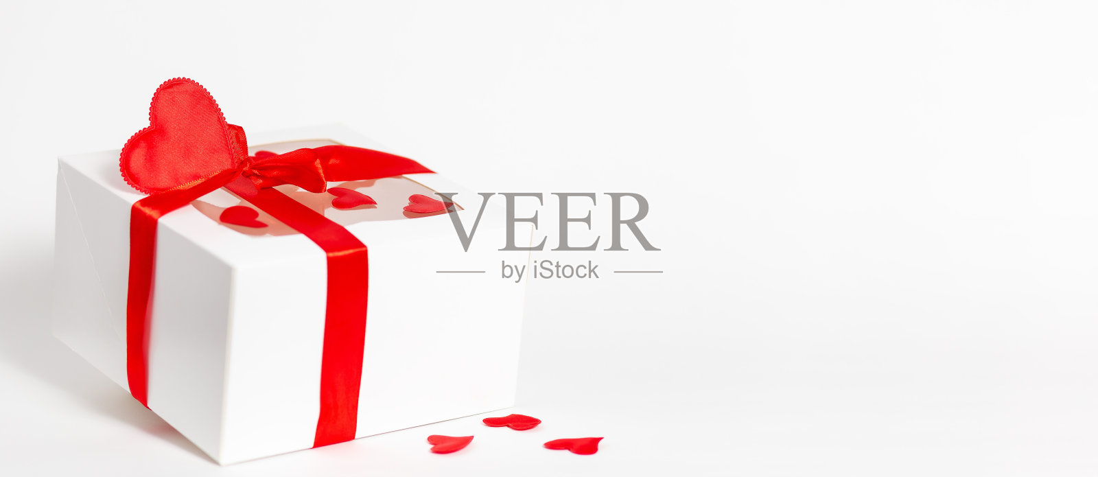 情人节礼物装在白色盒子里，心用红色丝带孤立在白色上，复制空白文字，贺卡照片摄影图片