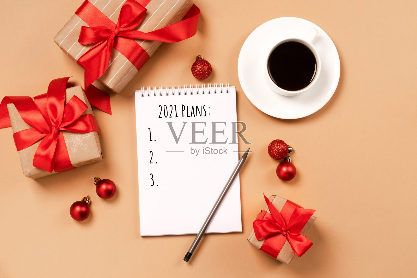 假日礼盒，记事本，用来写计划的，咖啡色背景的咖啡杯照片摄影图片