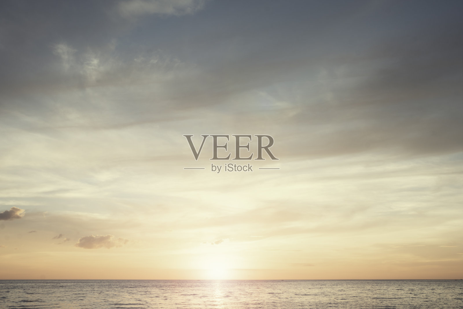 夏天的蓝天和白云的背景。美丽的晴朗多云在阳光明媚的春天季节。照片摄影图片