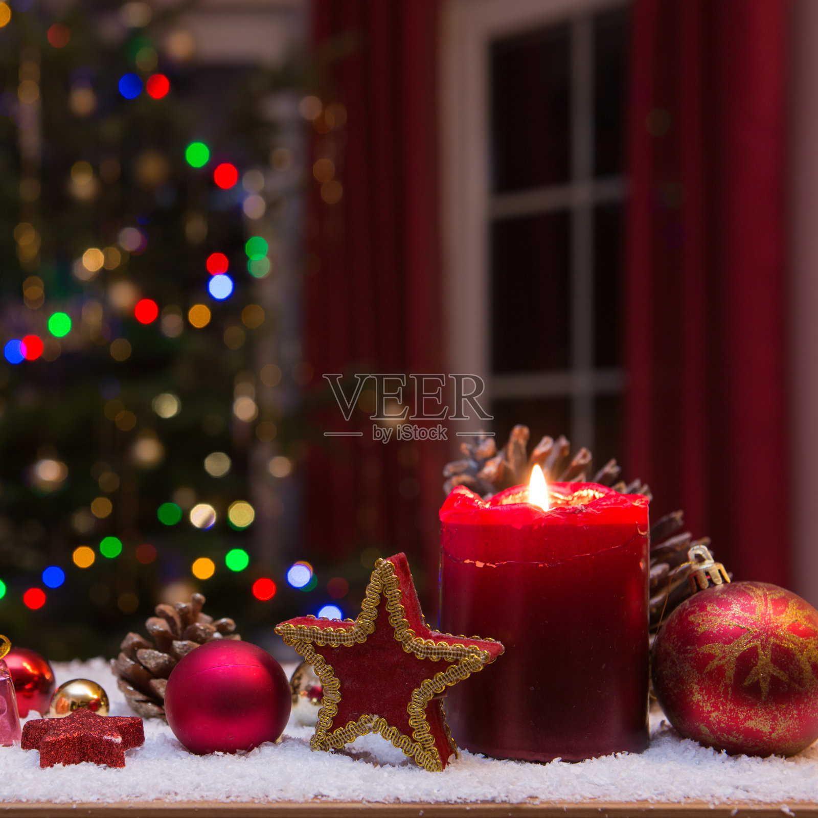 圣诞红烛装饰和冷杉树孤立的灯光背景。照片摄影图片