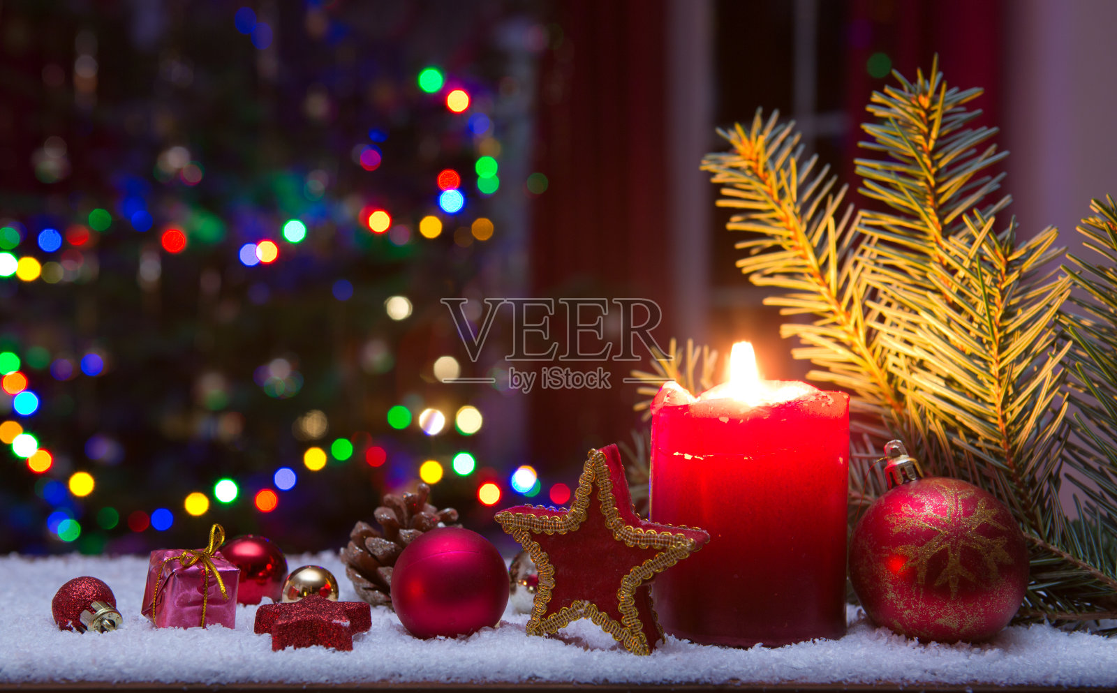 圣诞红烛装饰和冷杉树孤立的灯光背景。照片摄影图片