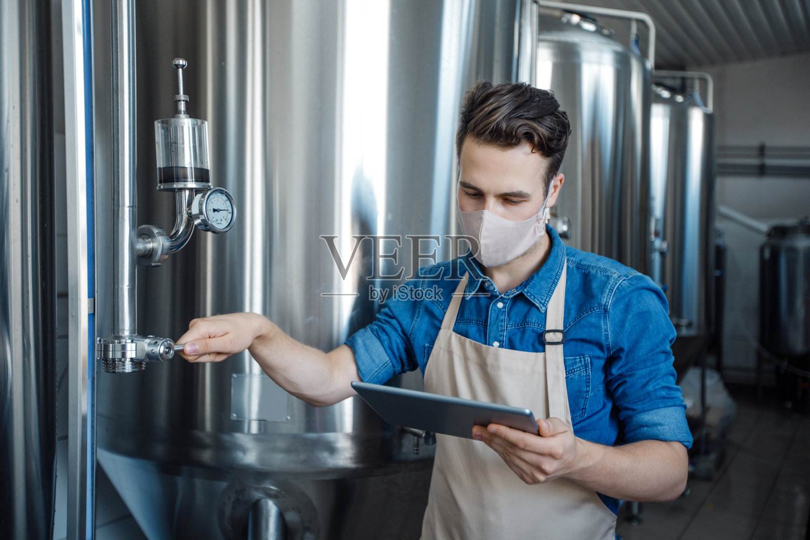 COVID-19大流行期间工厂和工作场所的现代化设备照片摄影图片