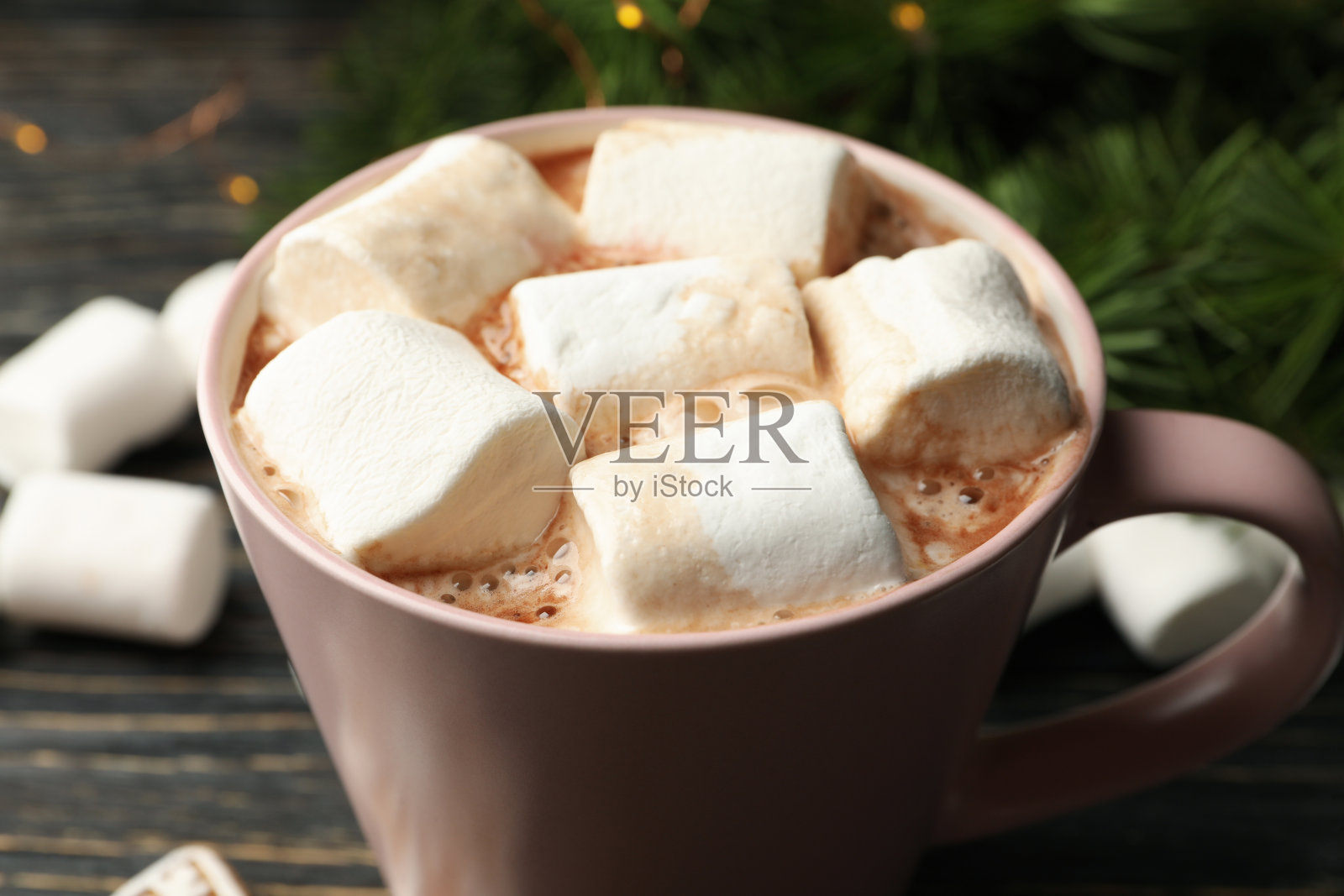 杯子与棉花糖木制背景与圣诞配件照片摄影图片