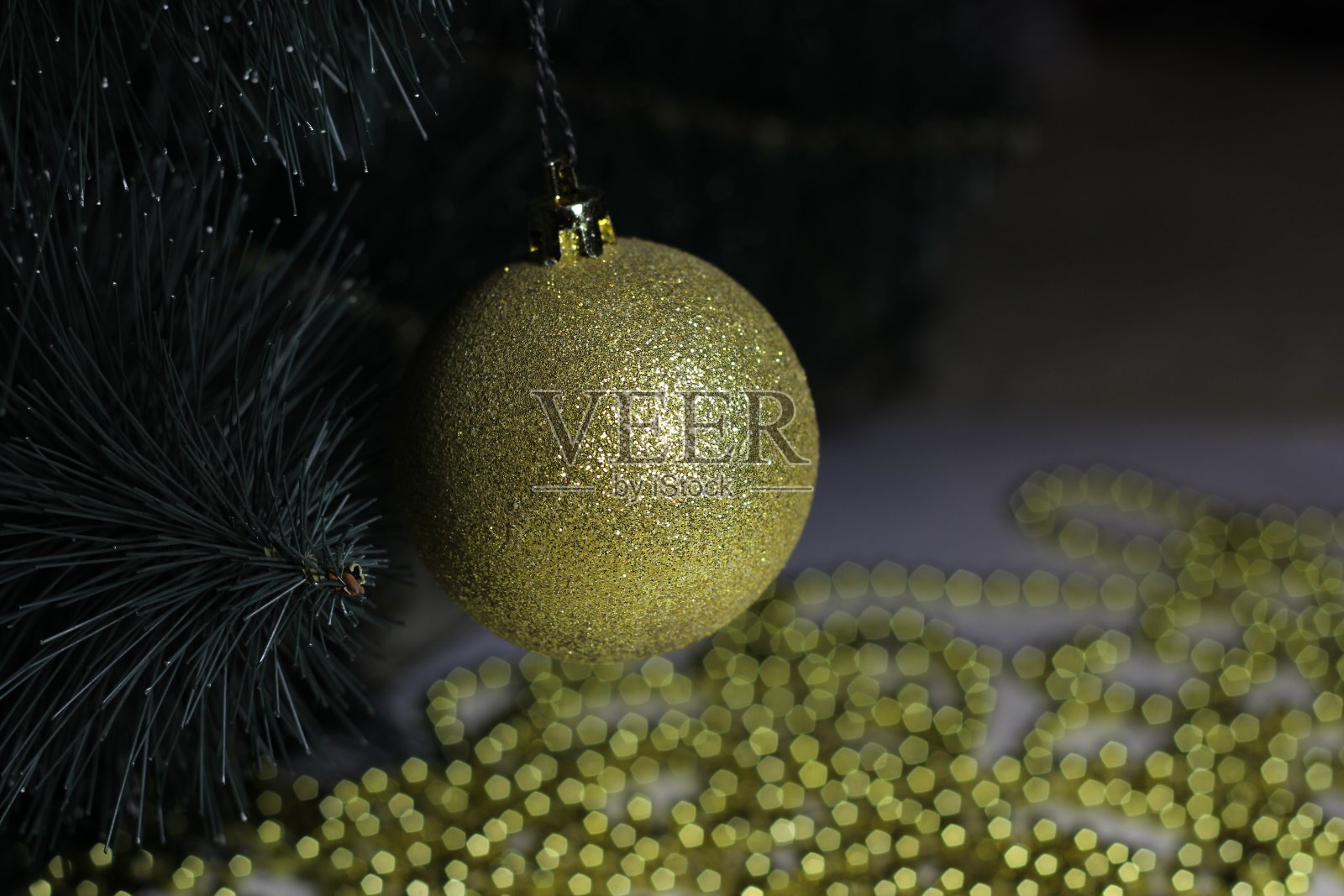 圣诞云杉的背景，金色的玩具和珠子照片摄影图片