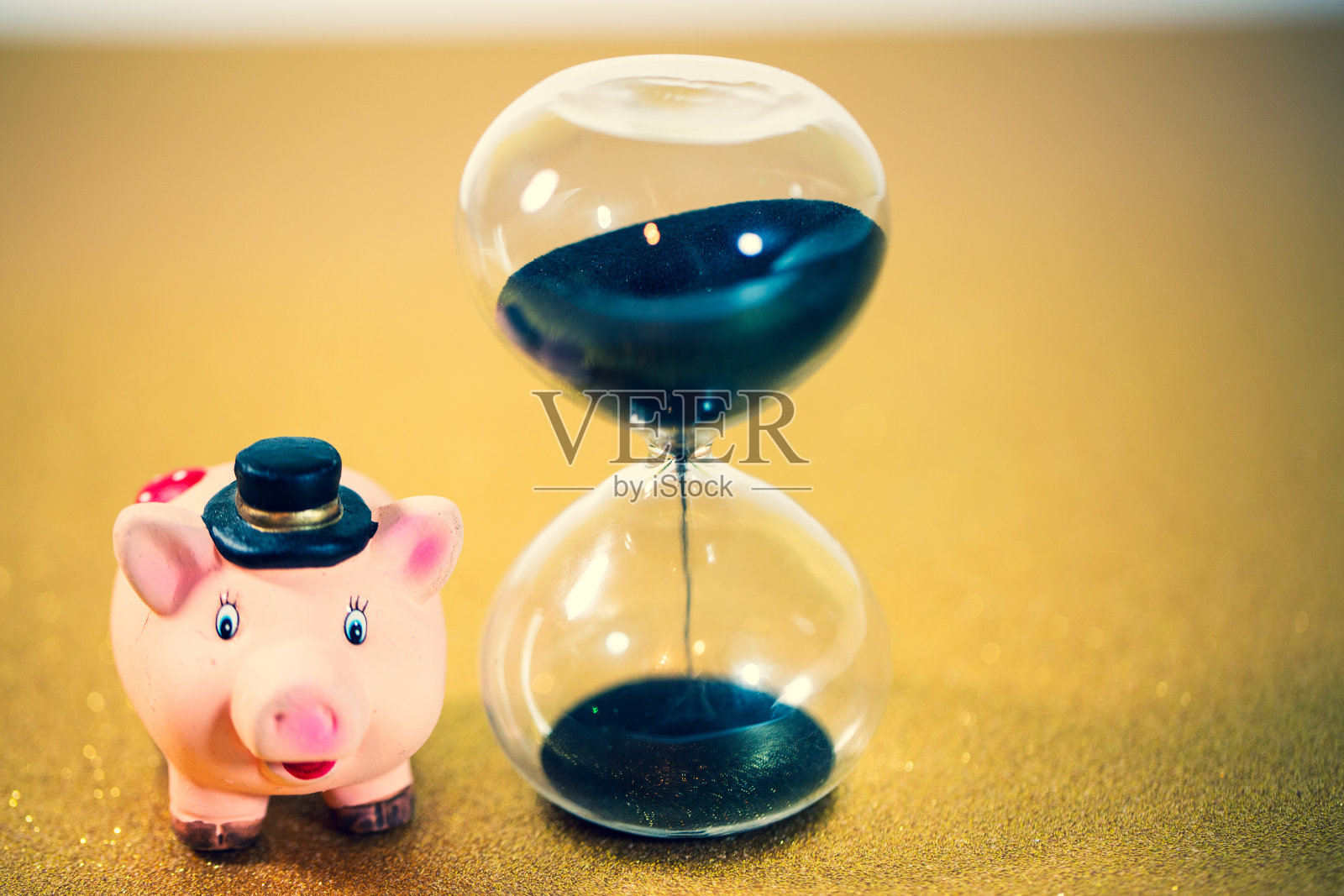 金色背景上的幸运猪沙漏照片摄影图片
