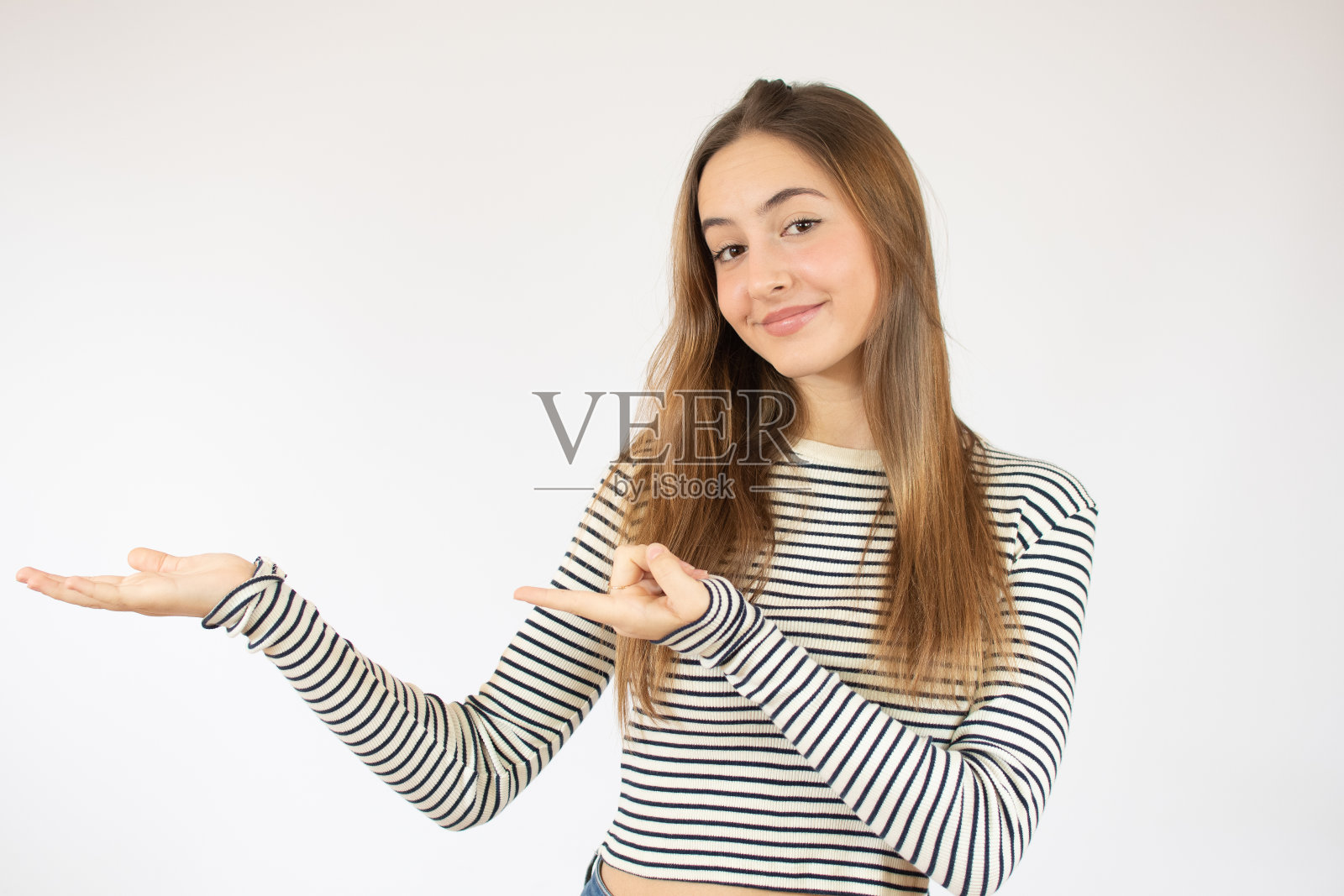 一个微笑的白人年轻女孩的肖像持有拷贝空间在她的手掌孤立的白色背景照片摄影图片