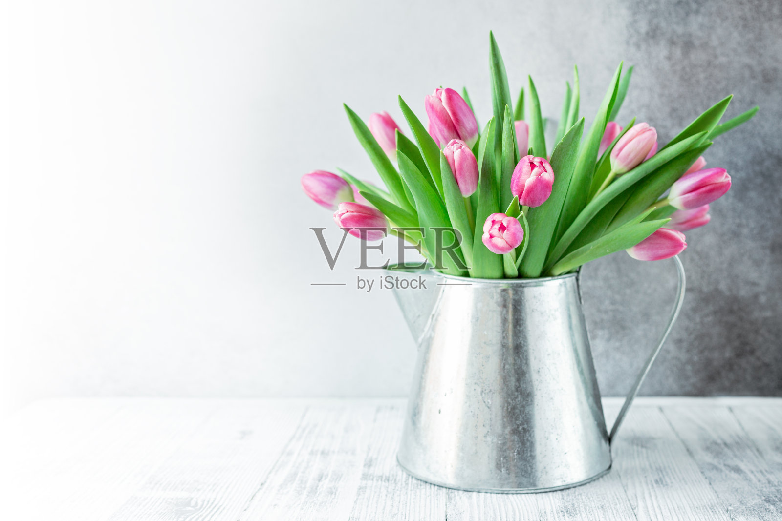 春天的花的背景。石壁前的架子上放着粉红色的郁金香花束。本空间照片摄影图片