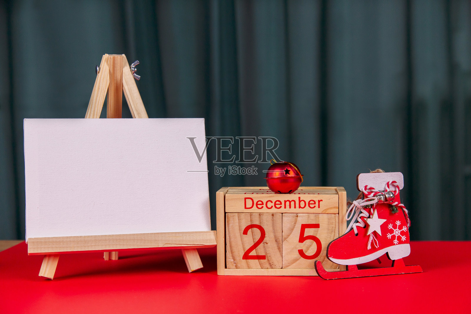 红色背景的木制日历，圣诞节，木制玩具，文字的地方照片摄影图片
