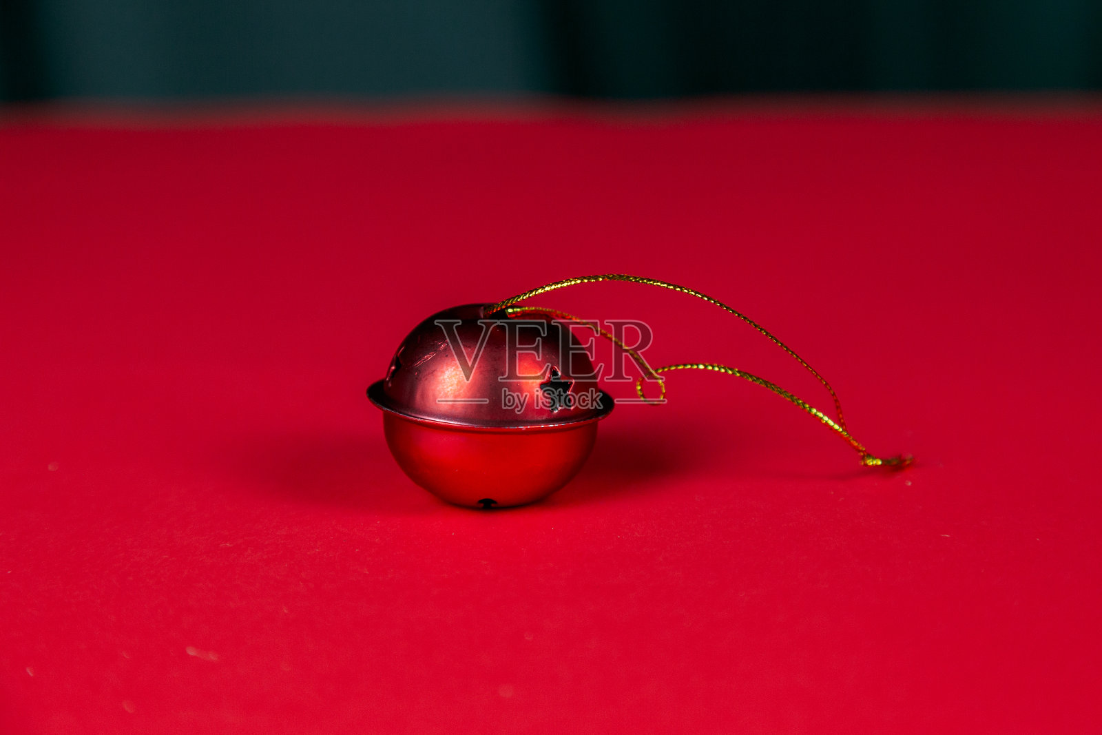 以红色为背景的新年装饰。圣诞节，节日，给予，数日子，相框。flatlay照片摄影图片