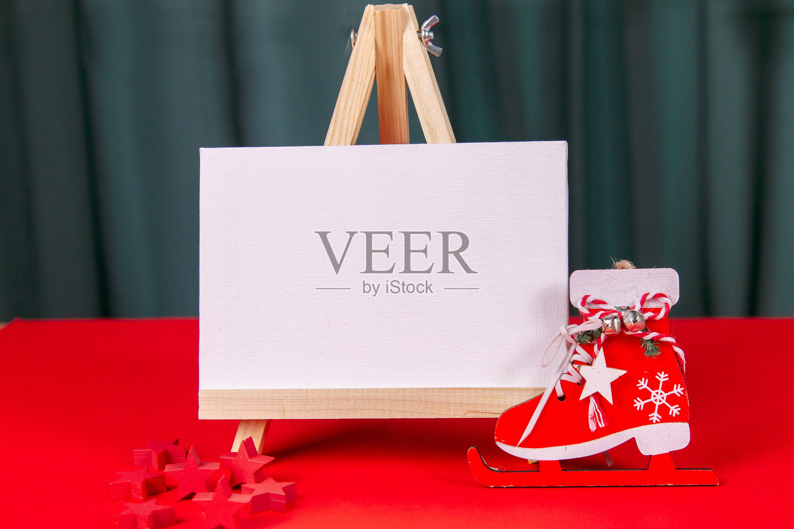 红色背景的木制日历，圣诞节，木制玩具，文字的地方照片摄影图片