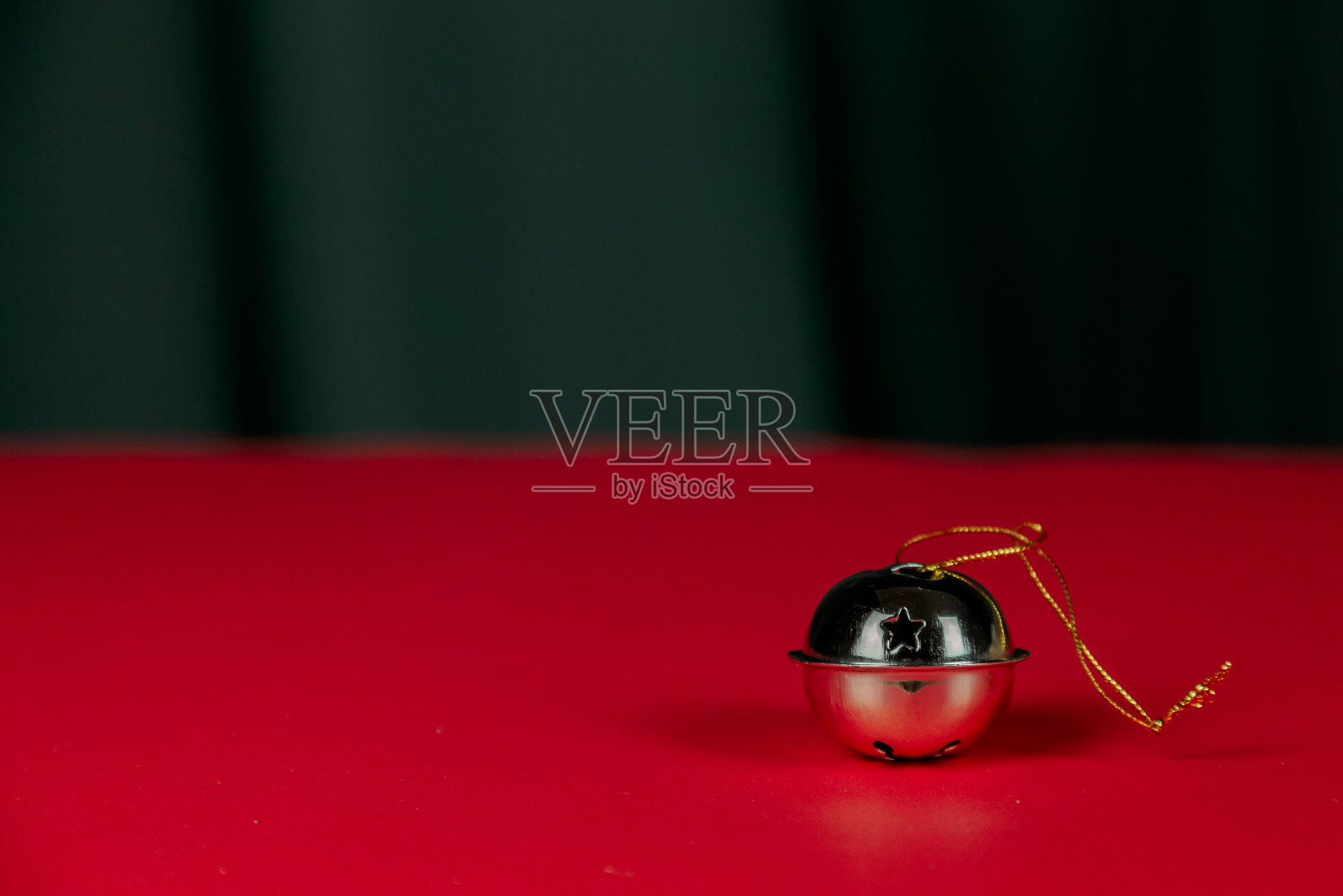 以红色为背景的新年装饰。圣诞节，节日，给予，数日子，相框。flatlay照片摄影图片