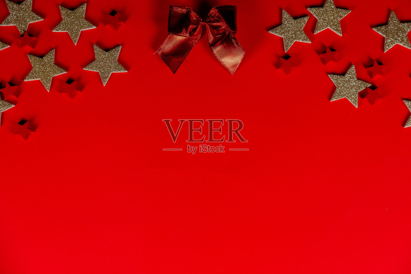 圣诞假期的构图红色背景与复制空间的文本，Flatlay上的红色背景照片摄影图片