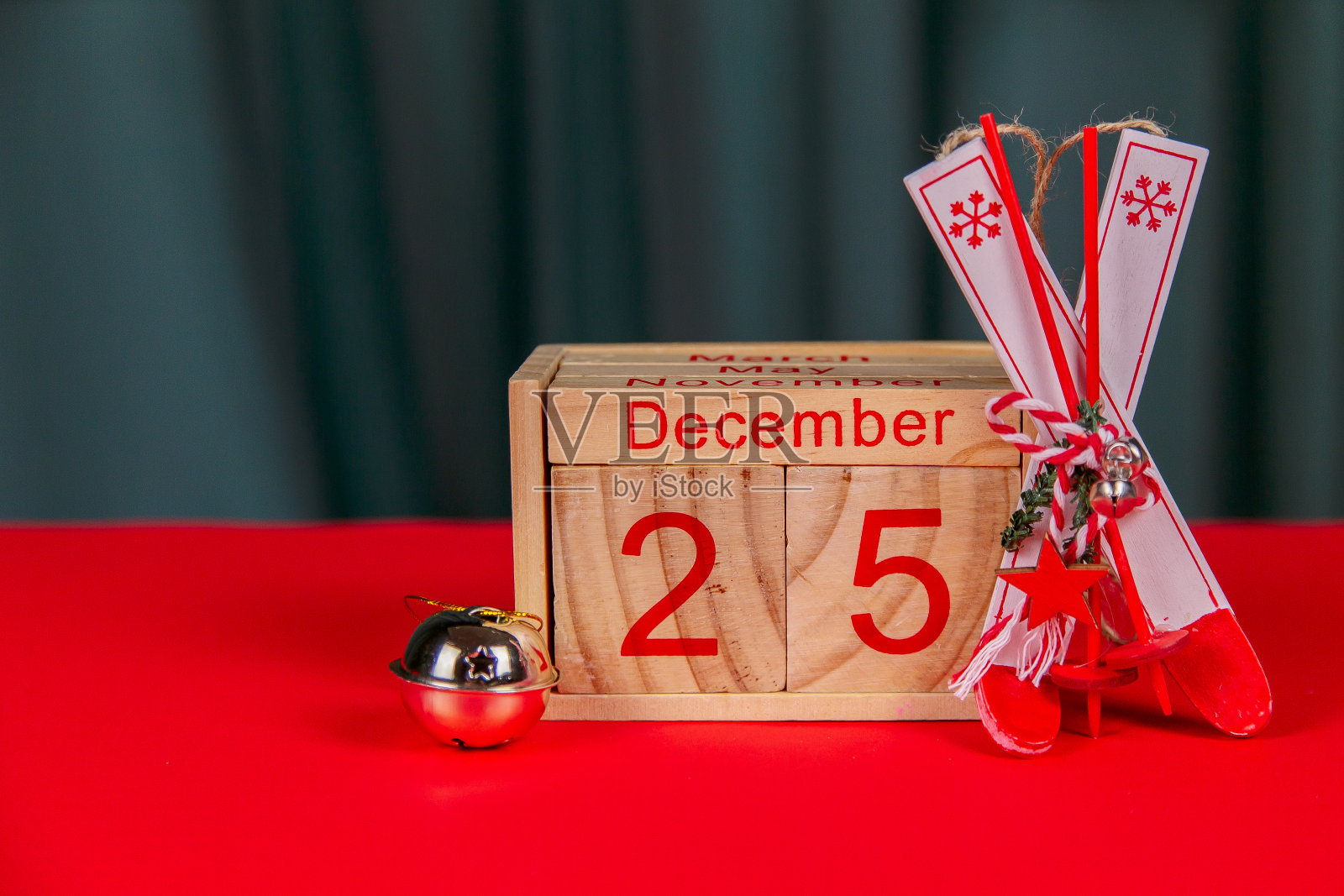 红色背景的木制日历，圣诞节，木制玩具，文字的地方照片摄影图片