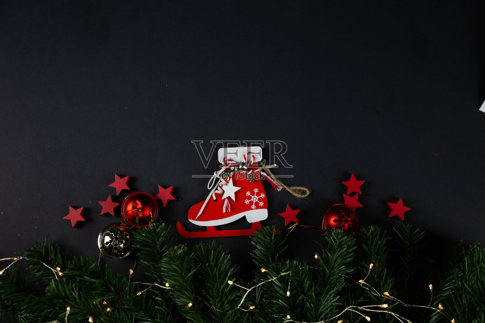 圣诞黑色背景Layflat。云杉树枝，圣诞装饰，公寓。放置文字，雪照片摄影图片