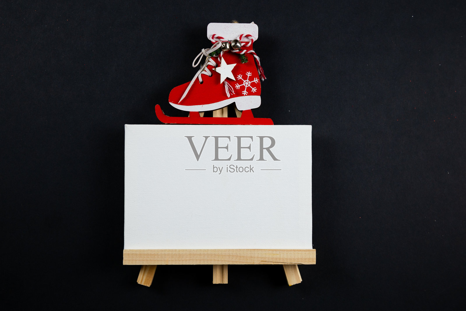 圣诞黑色背景Layflat。有空间写短信，圣诞动机，圣诞装饰，公寓。放置文字，雪照片摄影图片