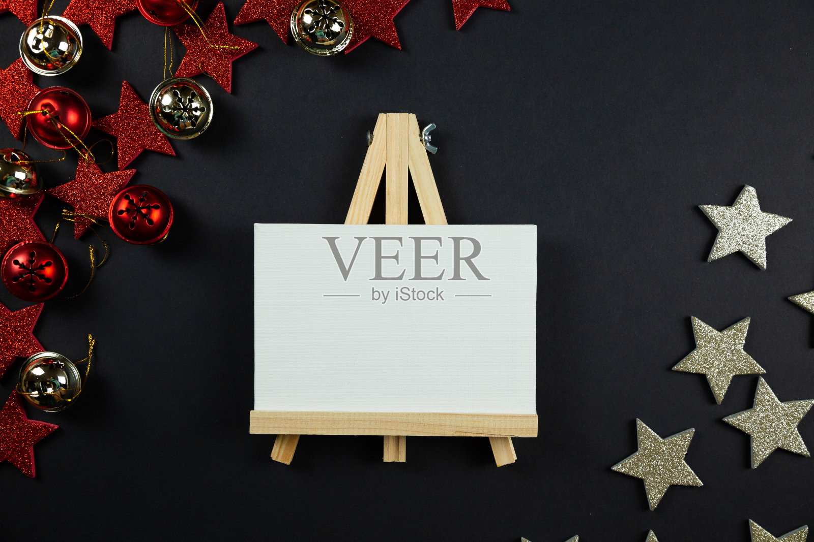 圣诞黑色背景Layflat。黑色背景上的红星，圣诞装饰，平铺。放置文字，雪照片摄影图片