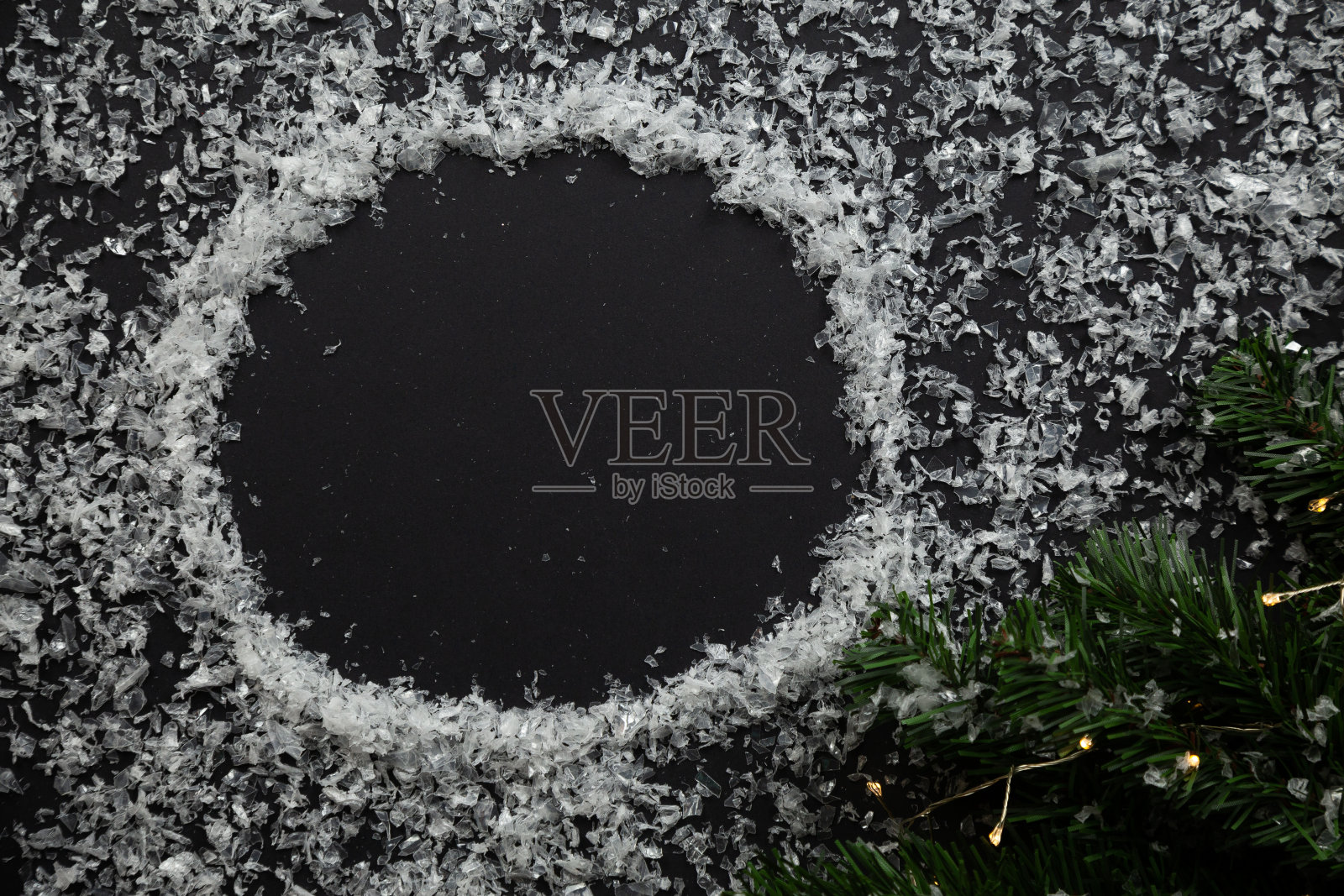 圣诞黑色背景Layflat。黑色背景上的红星，圣诞装饰，平铺。放置文字，雪照片摄影图片