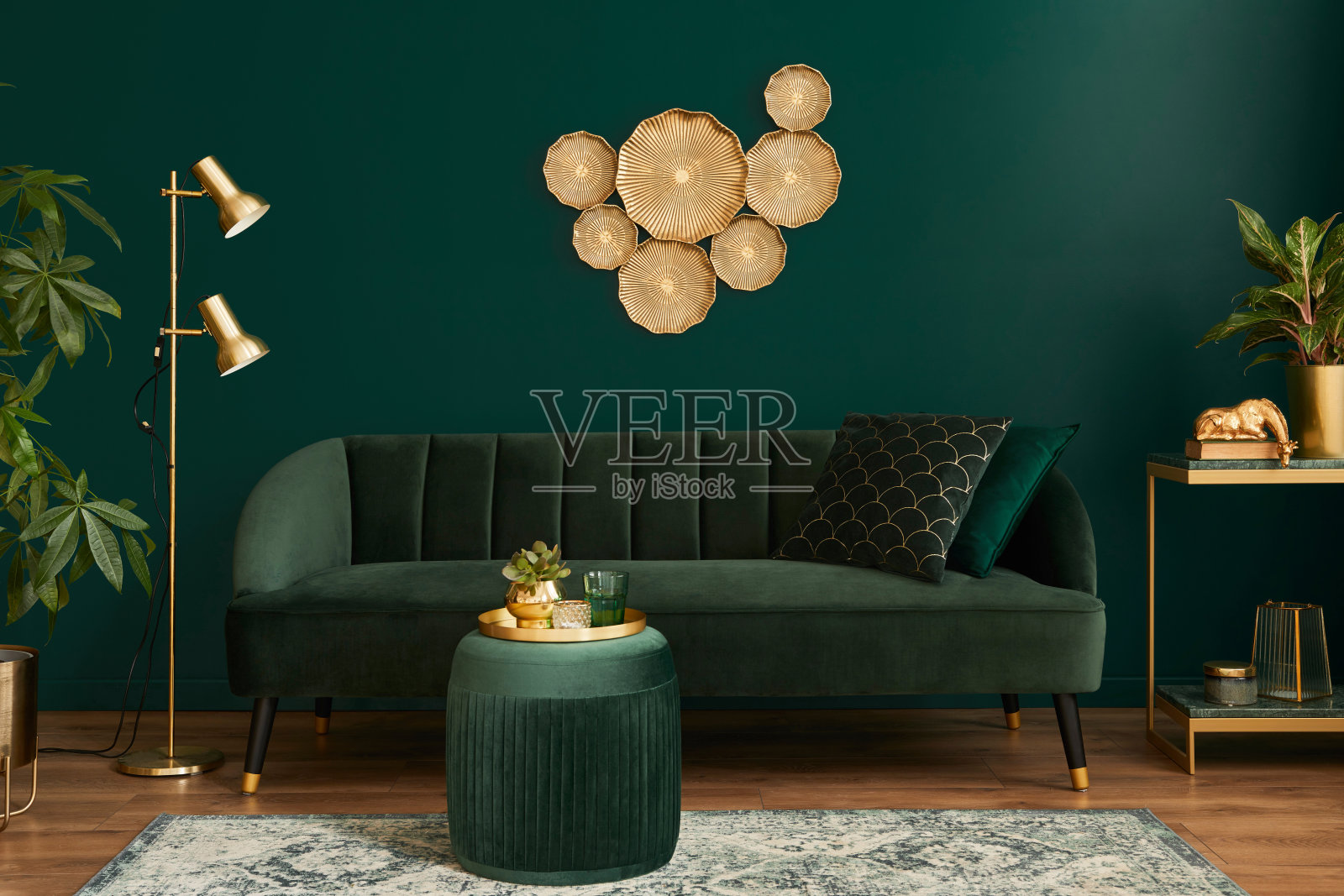 现代室内设计的豪华客厅，绿色天鹅绒沙发，咖啡桌，蒲团，金色装饰，植物，灯，地毯，枕头和优雅的配件。模板。照片摄影图片
