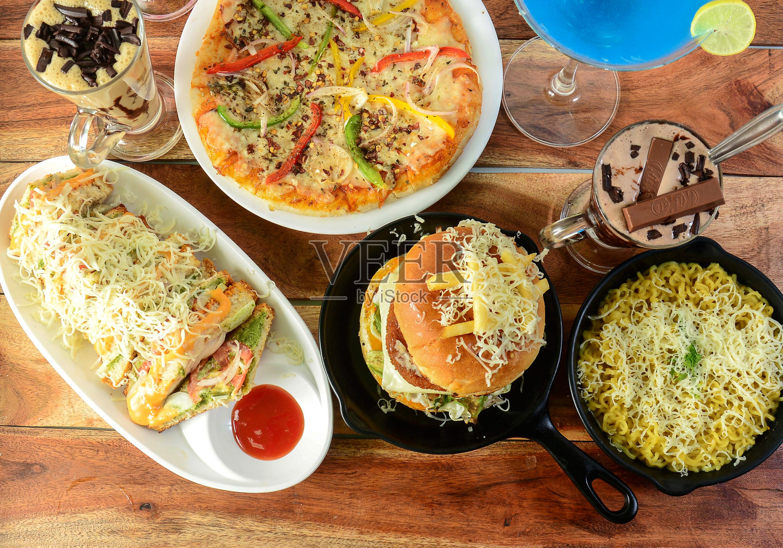 各种食物奶酪烤三明治，奶酪奶酪汉堡，奶酪麦琪和辣椒披萨在木制背景。印度菜的菜肴和开胃菜照片摄影图片