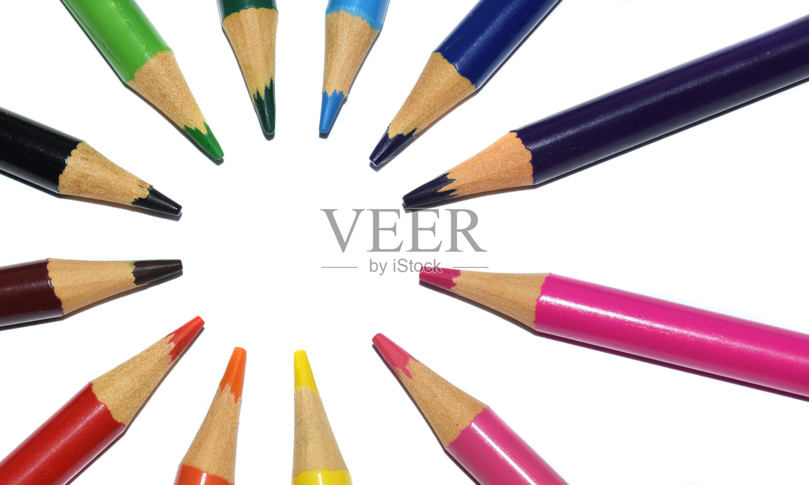 彩色铅笔排成一个圈，孤立在白色背景上。复制粘贴的空间照片摄影图片