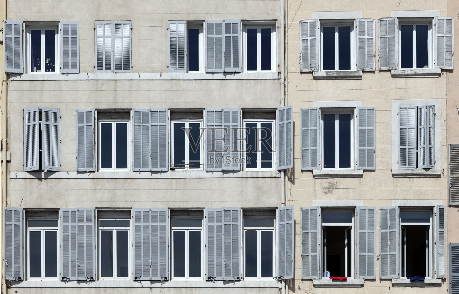 典型的老酒店立面，带有开和关的百叶窗照片摄影图片