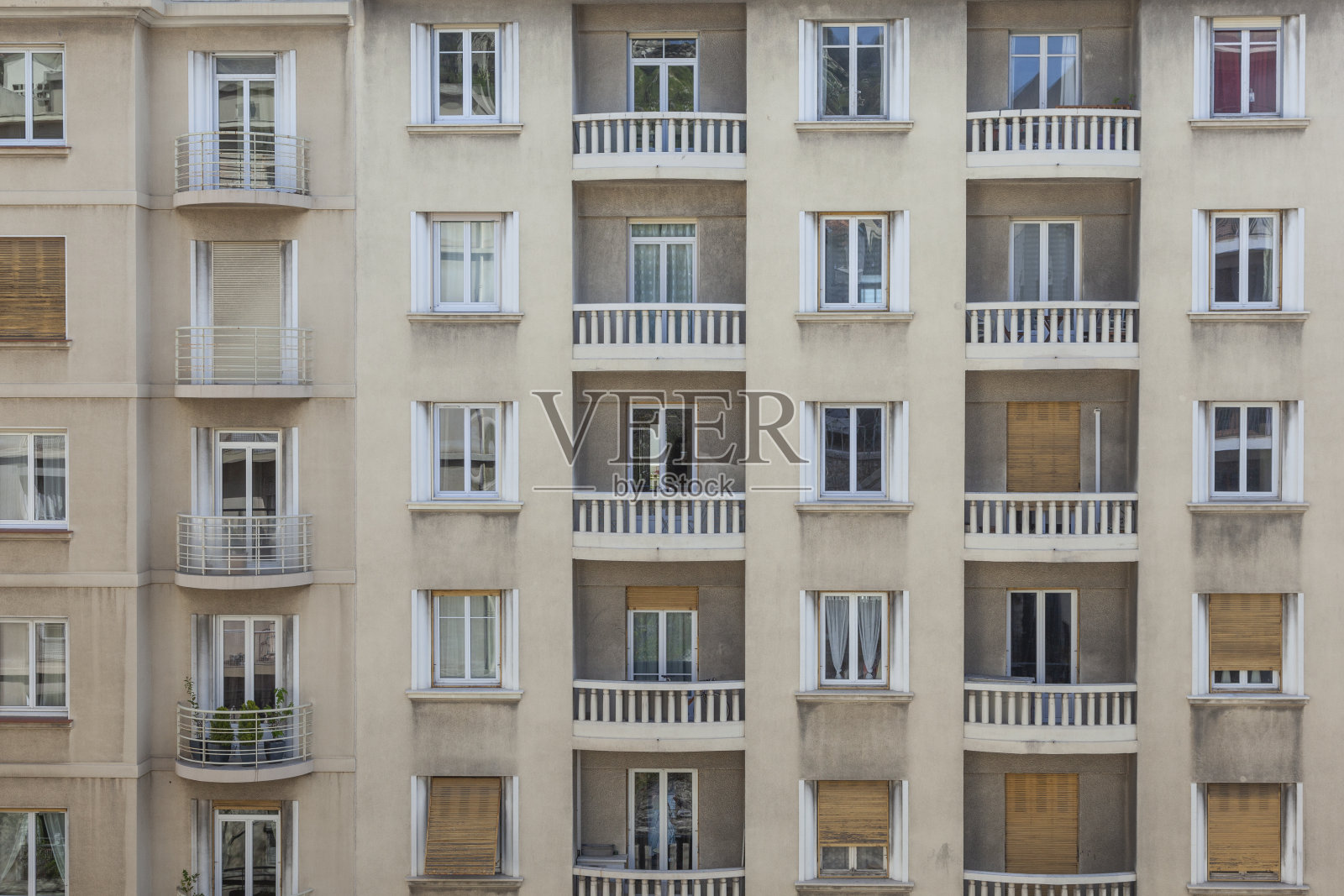 60年风格的带阳台的旧公寓——穷人的社会住房区照片摄影图片