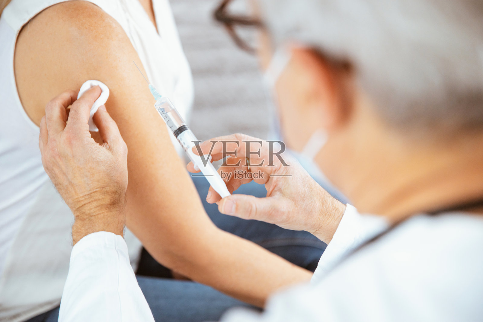 近距离医生接种妇女在医生的办公室照片摄影图片