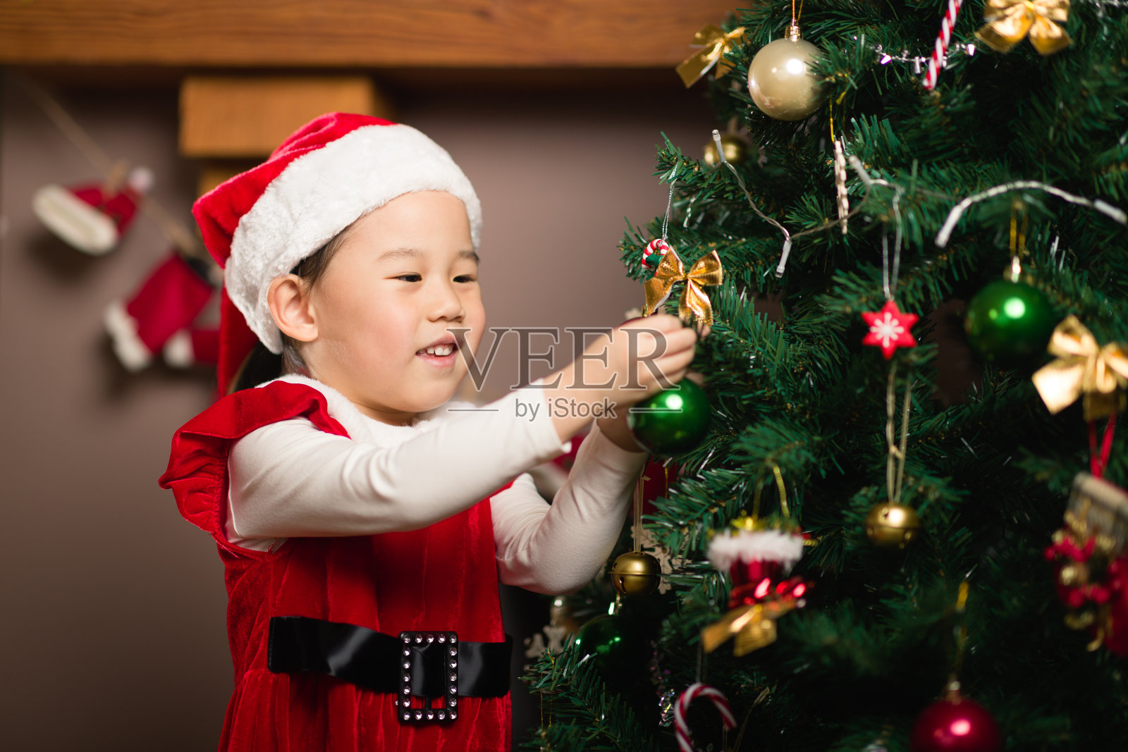 小女孩在家里装饰圣诞树照片摄影图片