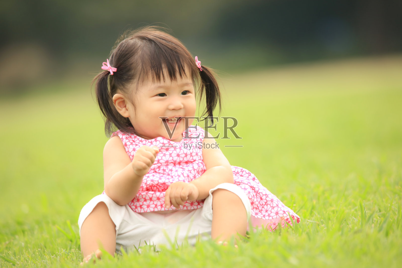 微笑的女孩照片摄影图片