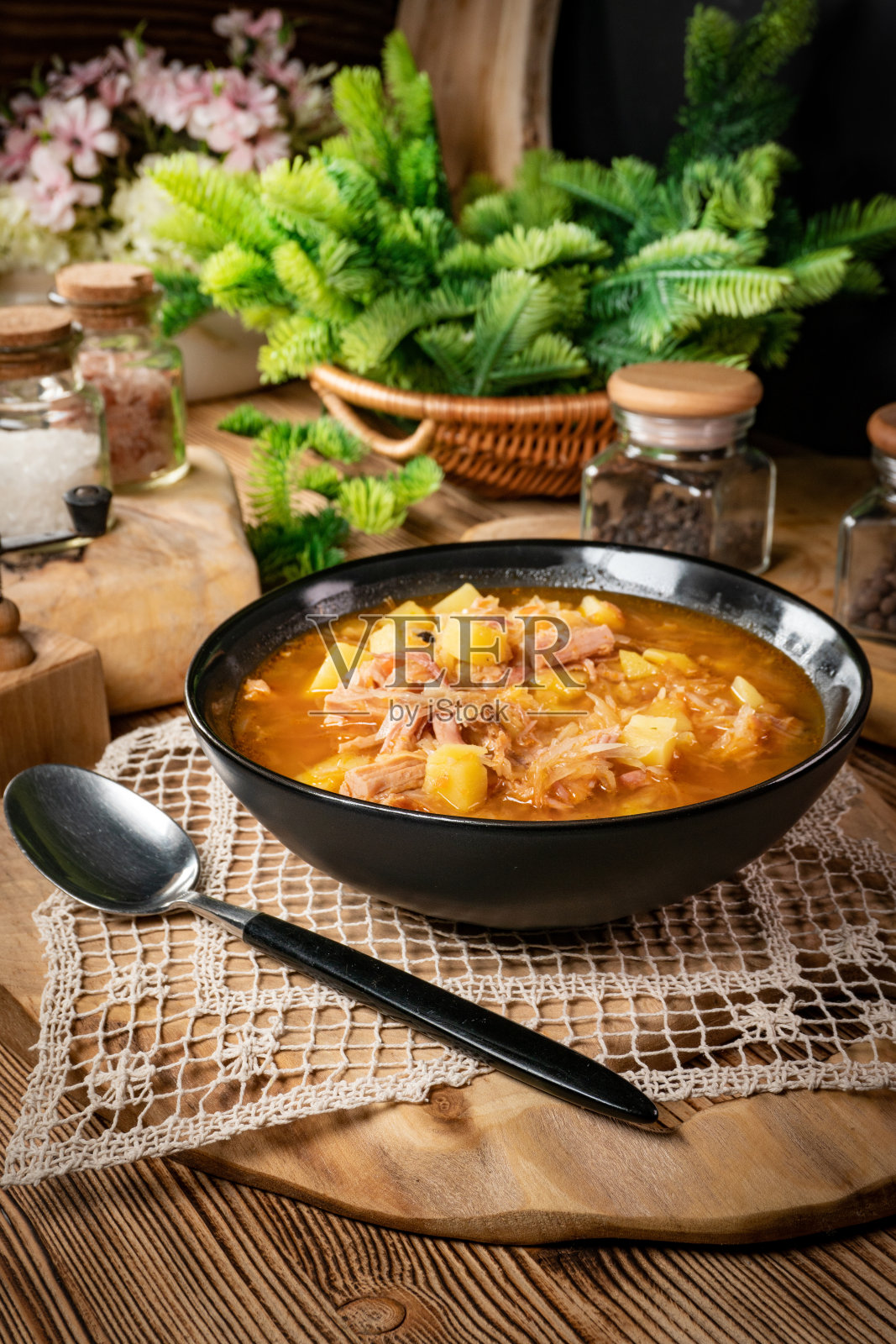 传统的白菜汤。照片摄影图片