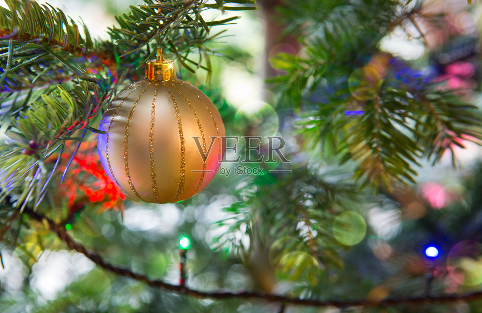 挂在杉树树枝上的圣诞球。圣诞节的背景。照片摄影图片
