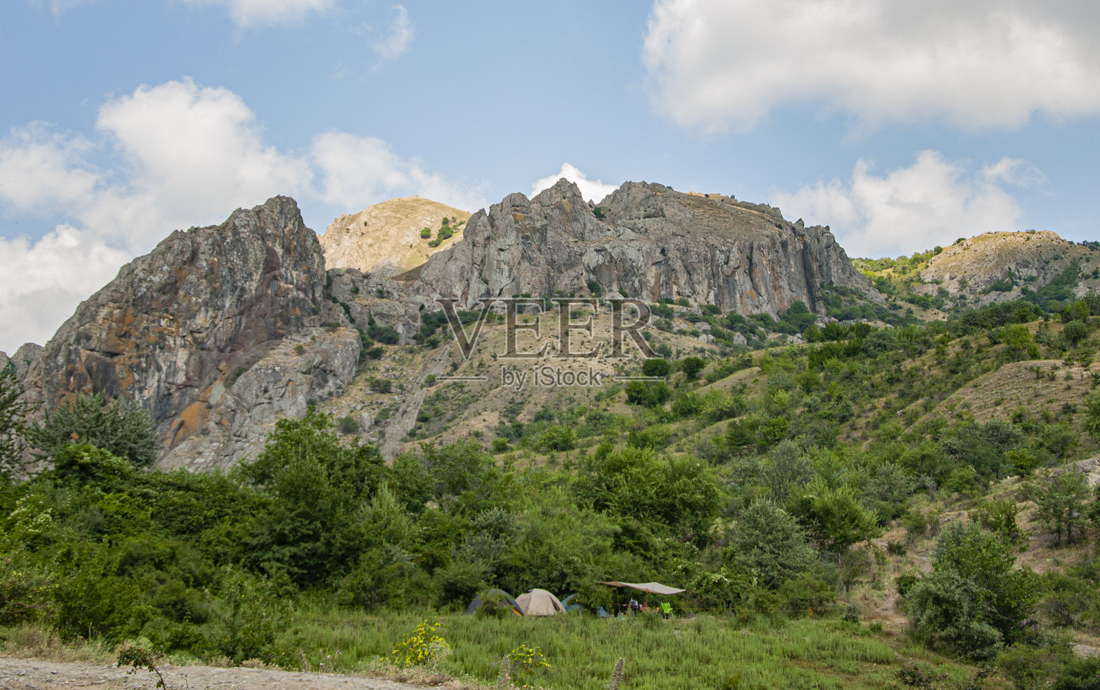 克里米亚的岩石旁立着帐篷照片摄影图片