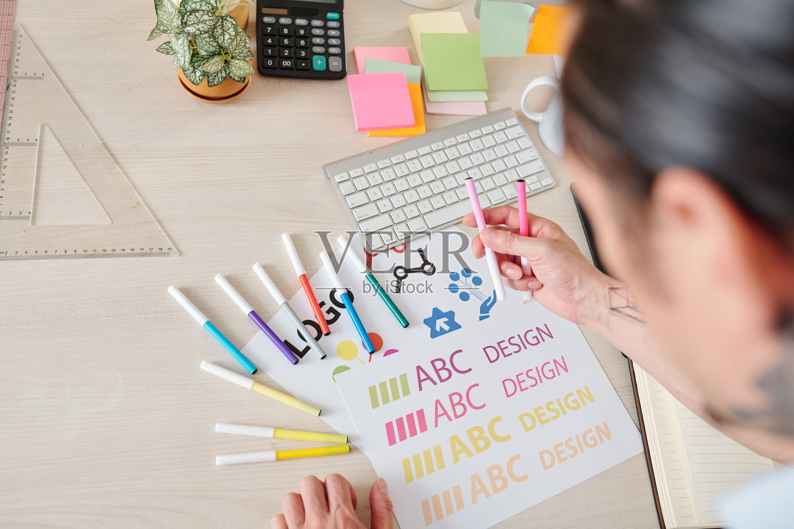 设计师使用毡头笔照片摄影图片