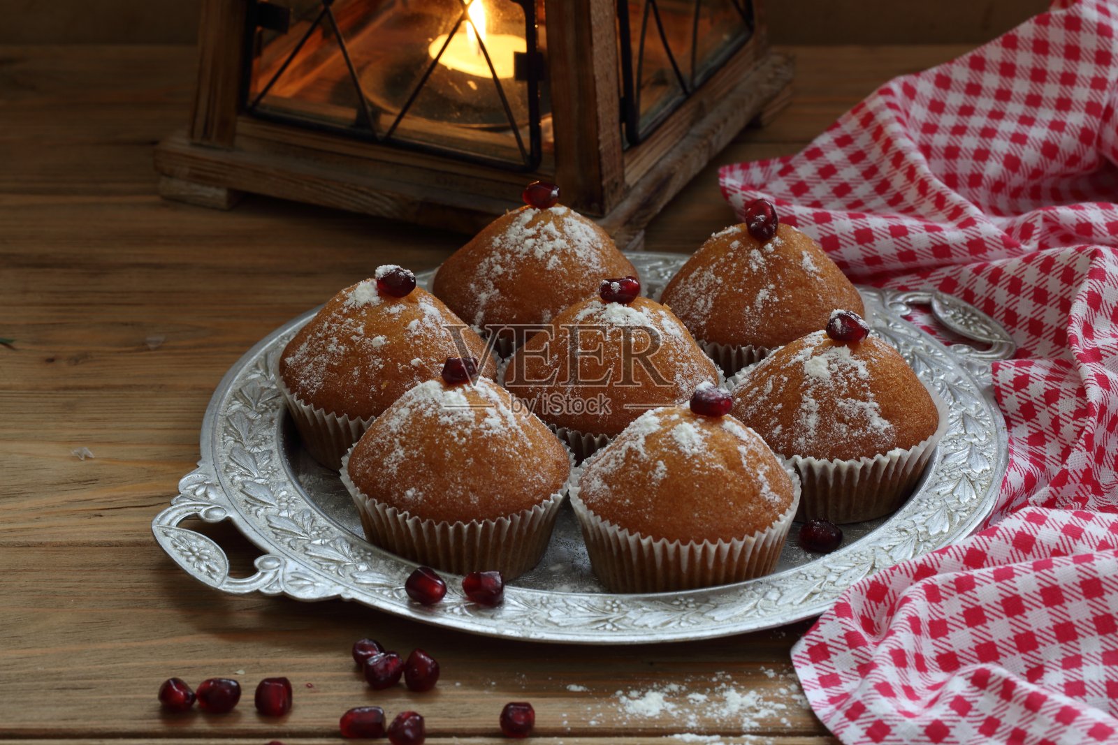 松饼配香槟，木质背景照片摄影图片