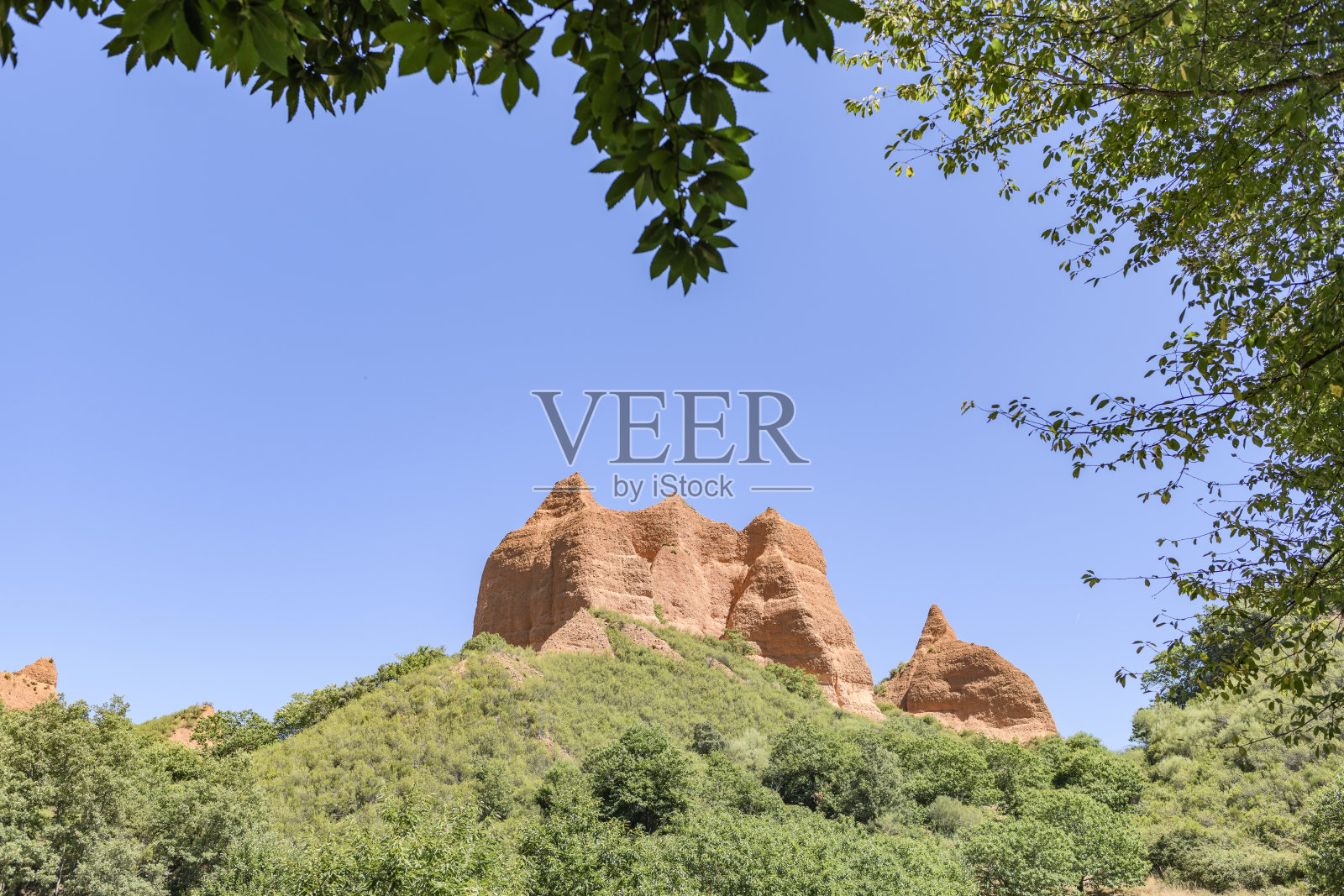 罗马人在西班牙El Bierzo镇的Las Medulas地区开采黄金而形成的景观。夏天日落时的摄影。照片摄影图片