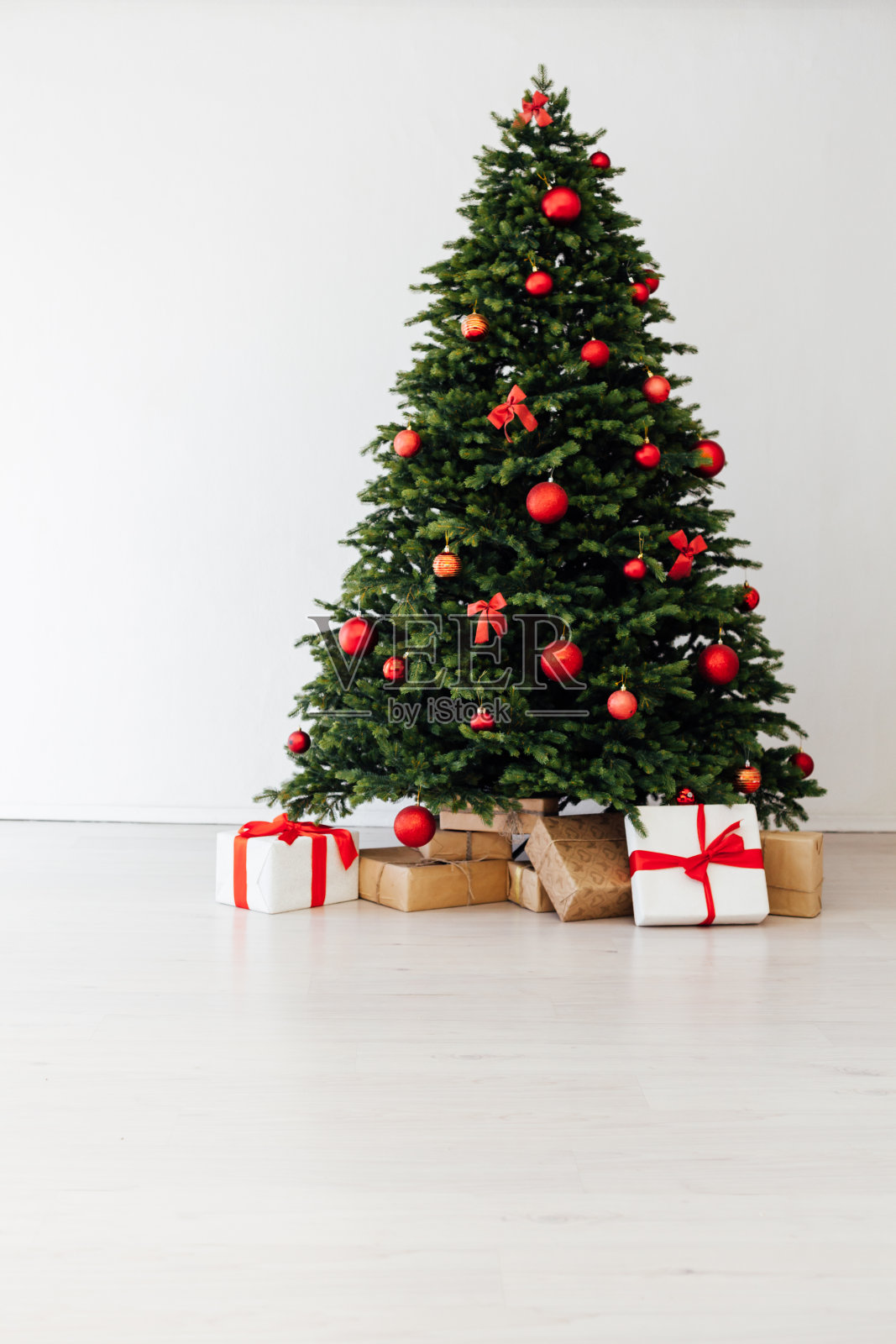 美丽的圣诞树与礼物装饰新年小猎犬照片摄影图片