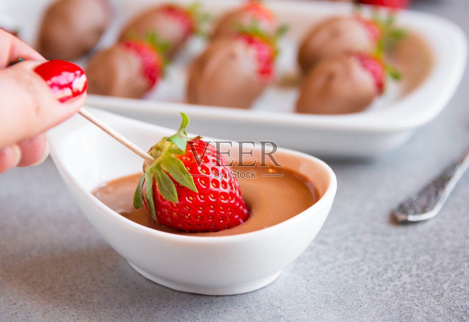 草莓配巧克力，美味可口的甜点照片摄影图片