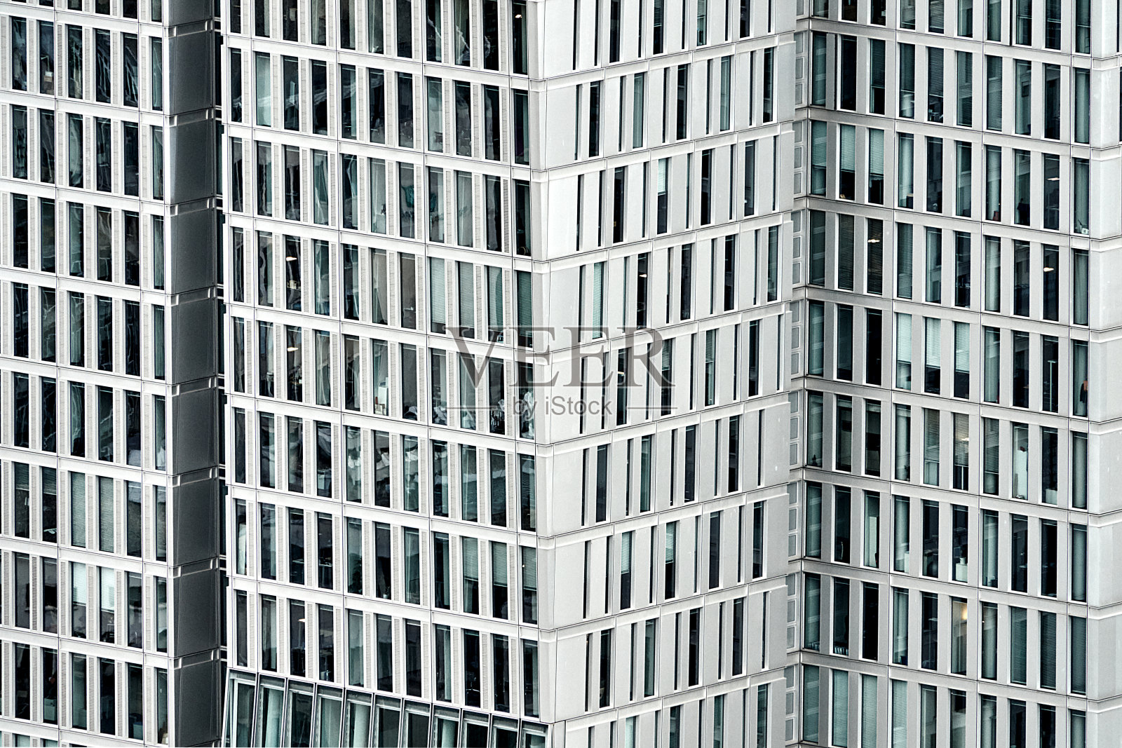 摩天楼外立面有细长的矩形窗户，抽象的无色图像照片摄影图片
