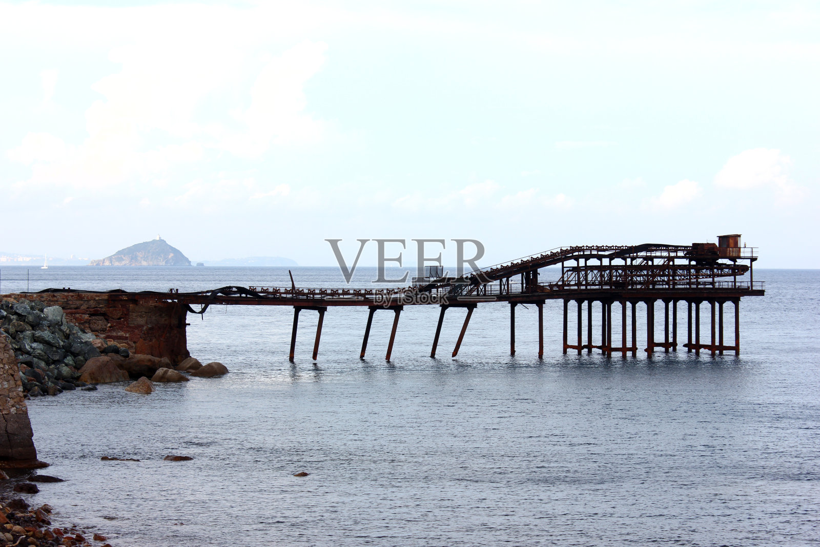 托斯卡纳厄尔巴岛里约热内卢码头生锈的铁立交桥照片摄影图片