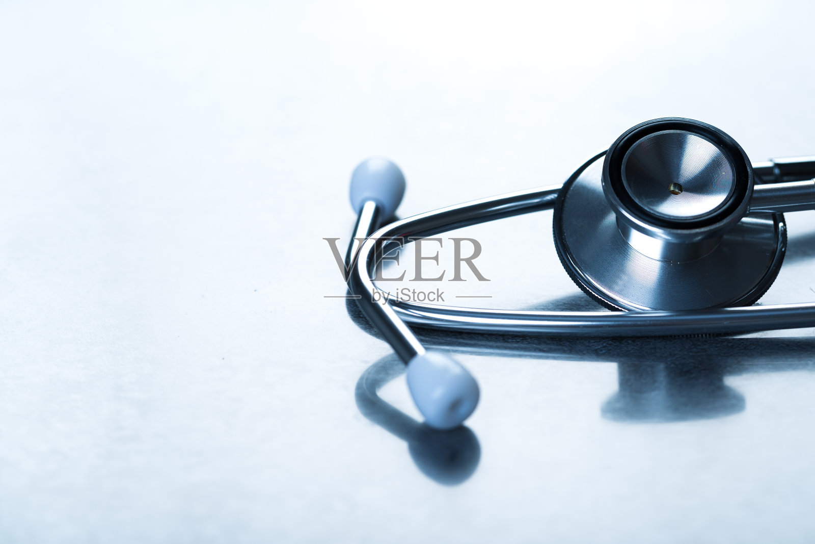 健康实验室医学检查用的黑色带光泽背景反射的听诊器照片摄影图片