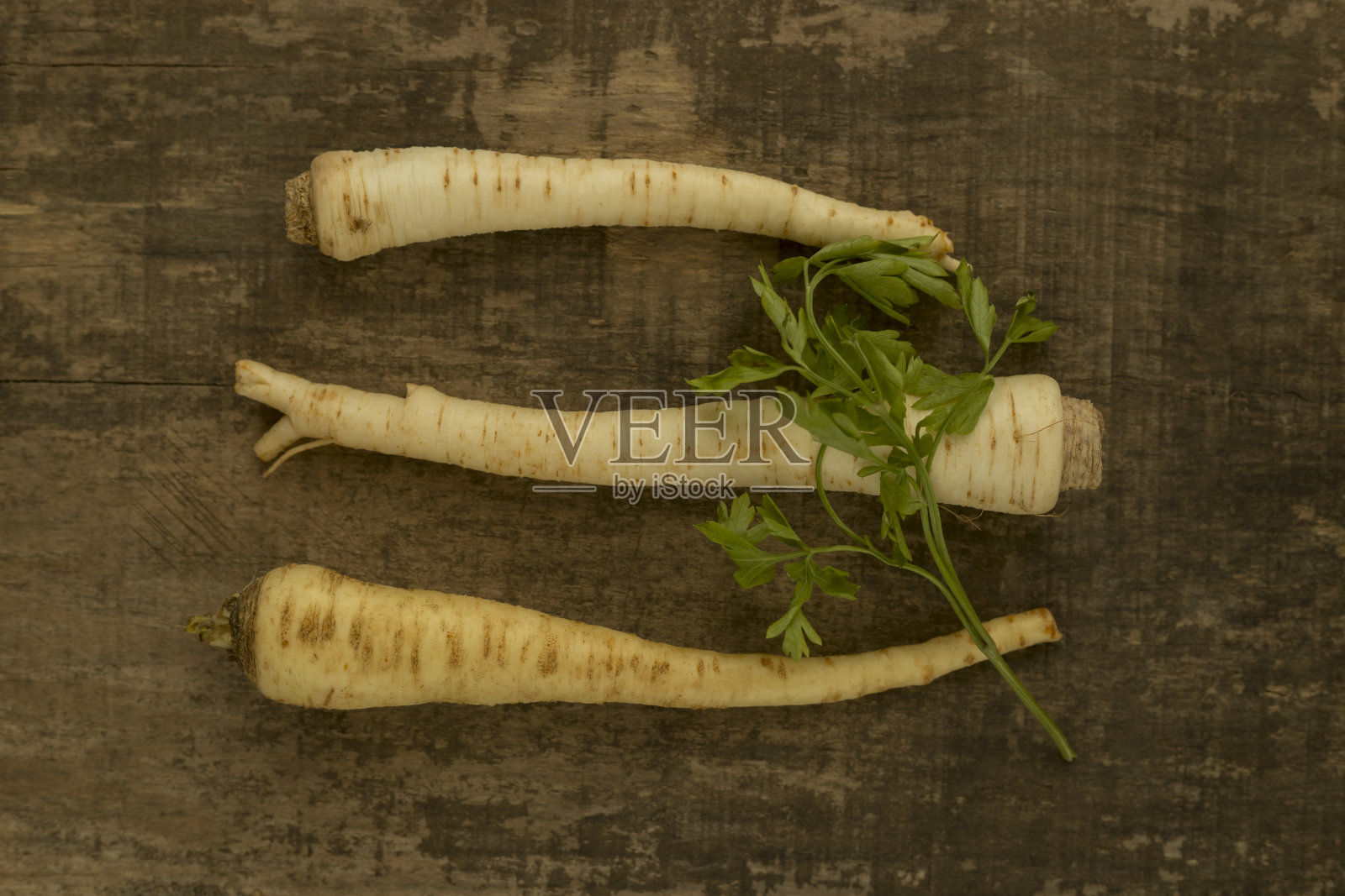 防风根菜放在木板上照片摄影图片