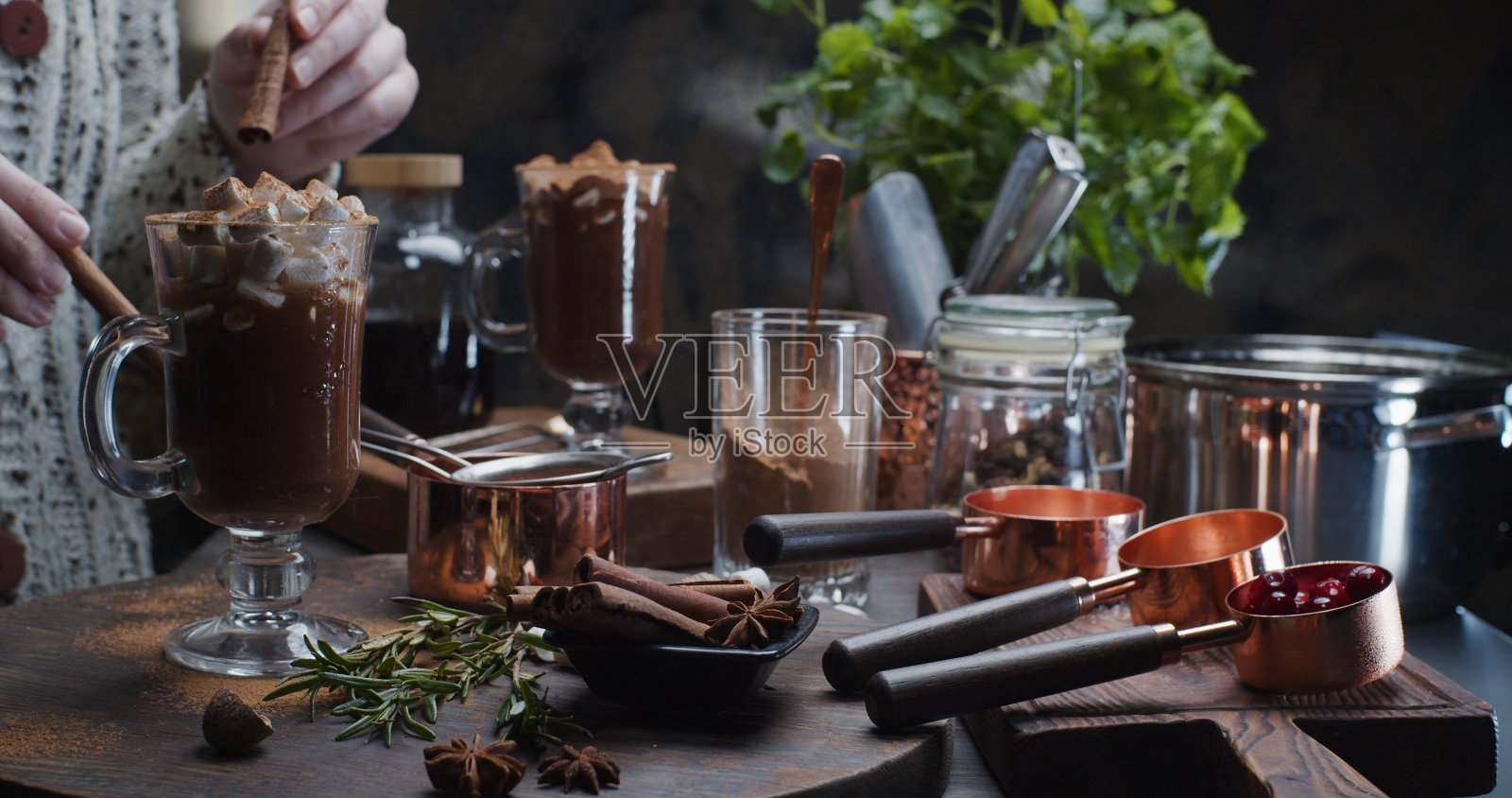 准备自制热巧克力照片摄影图片