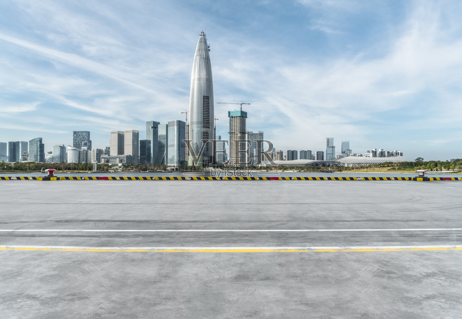 城市道路和现代建筑照片摄影图片