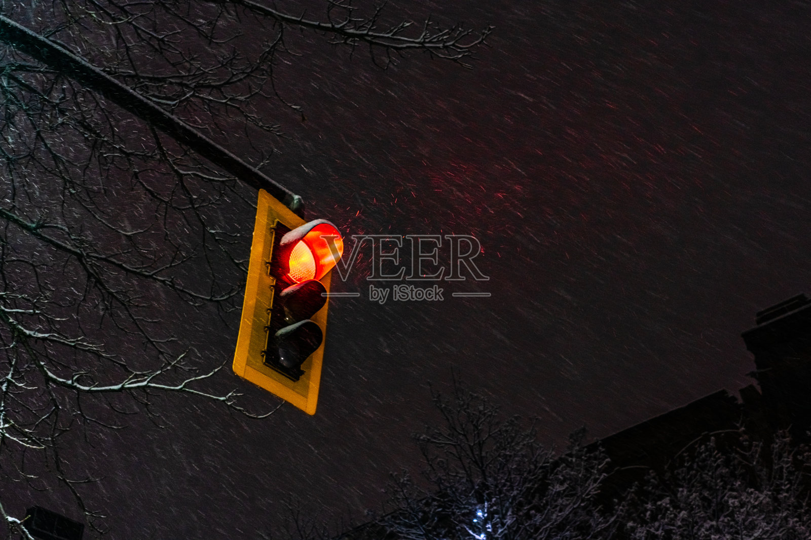 暴风雪中的红灯照片摄影图片